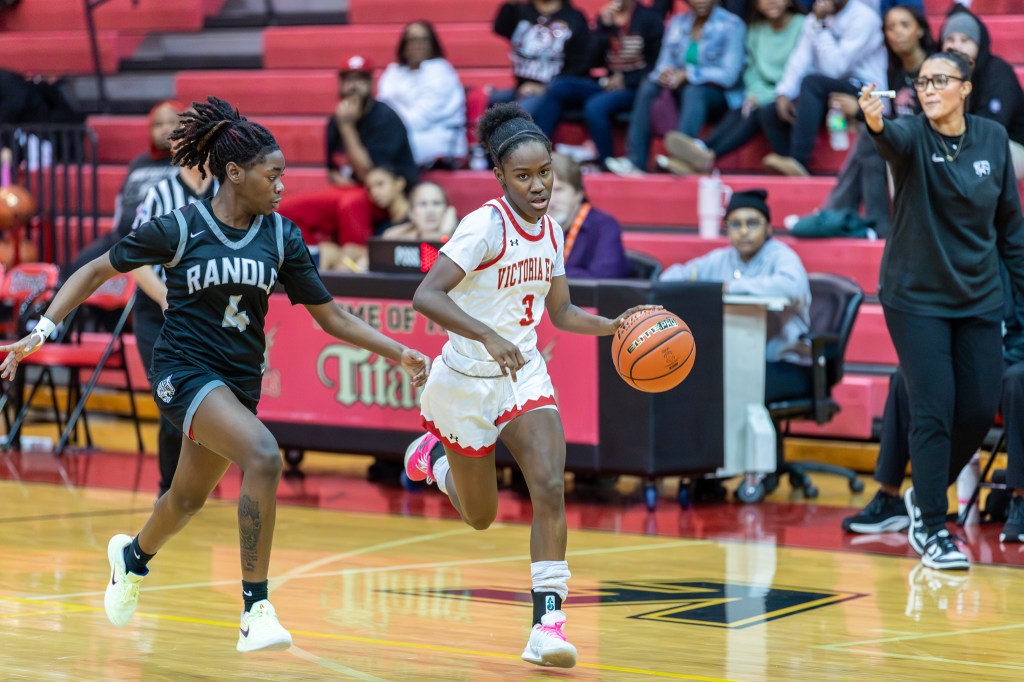 Victoria East tops Randle in district opener 55-49