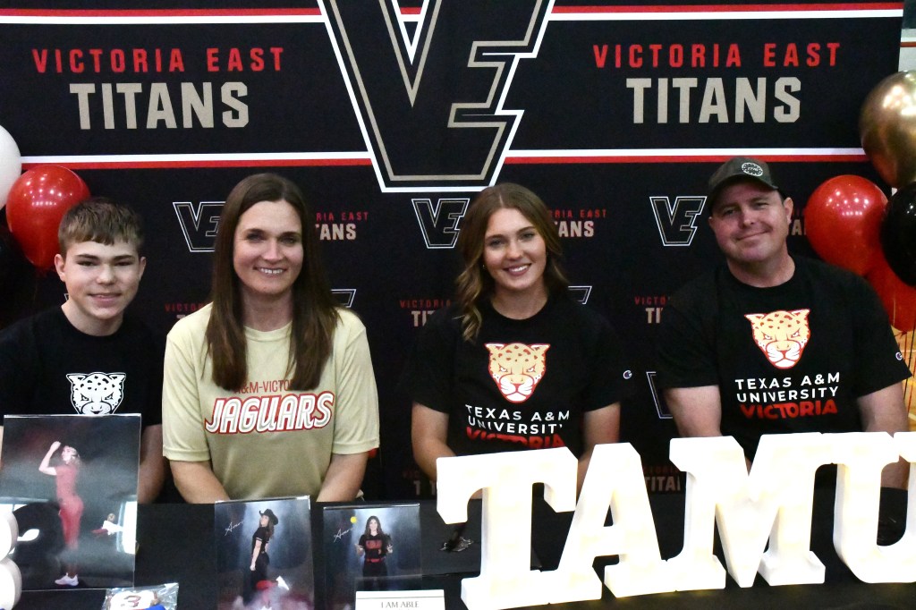 Victoria East’s Blank signs with A&M-Victoria